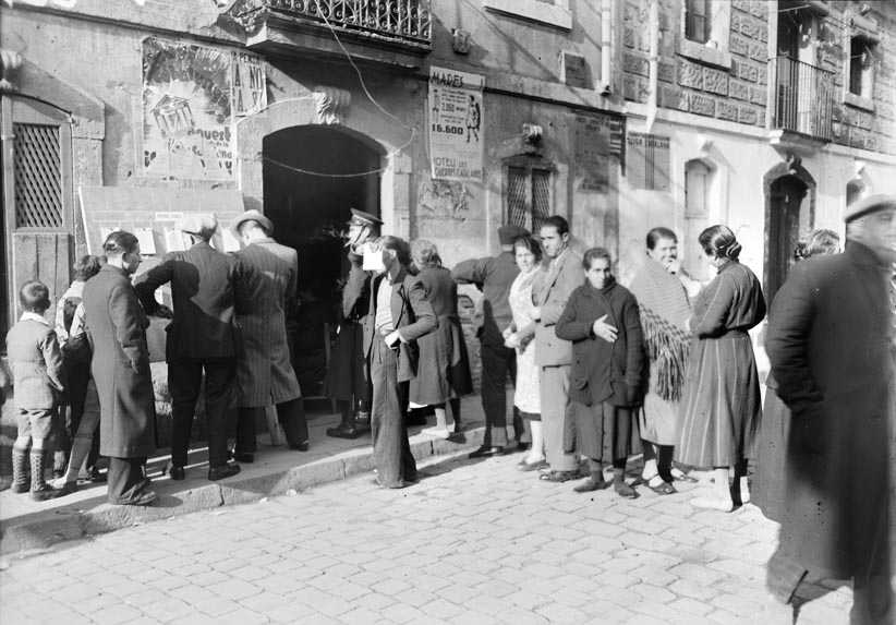 Electors fent cua en les eleccions municipals de 1934 en un col·legi electoral de la Barceloneta. Foto Josep Maria Sagarra. Fons AFB. 